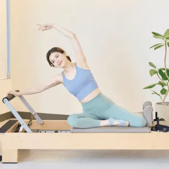 Pilates Mirror 中野のピラティスのレッスンを受ける様子