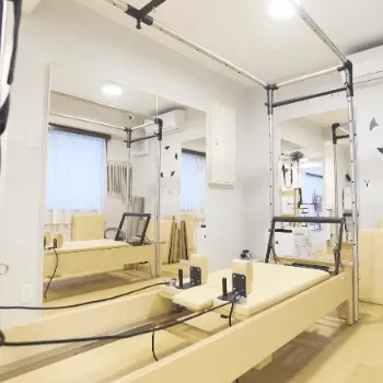 YUZU 中野3店舗のピラティスのレッスンを受けるトレーニング器具