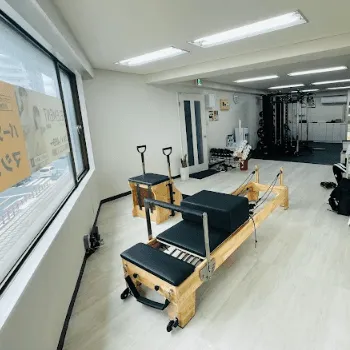 ELEMENTピラティス 練馬店のピラティスのレッスンを受けるトレーニングルーム
