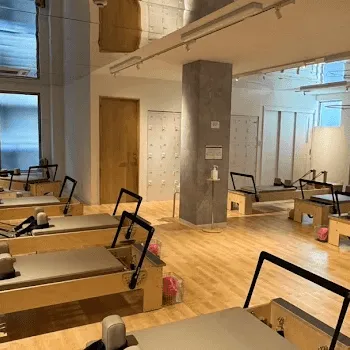 pilates K _smart 江古田店のピラティスのレッスンを受けるトレーニングルーム