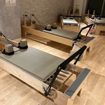 pilates K _smart 江古田店のピラティスのレッスンを受けるトレーニング器具