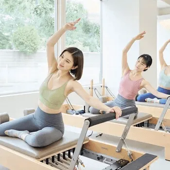 Pilates Mirror 練馬区4店舗のピラティスのレッスンを受ける様子