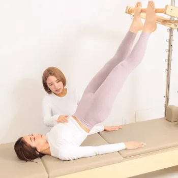 STUDIO IVY 練馬区3店舗のピラティスのレッスンを受ける様子