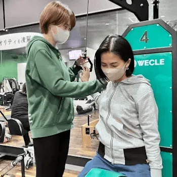 WECLE 三軒茶屋店のピラティスのレッスンを受ける様子