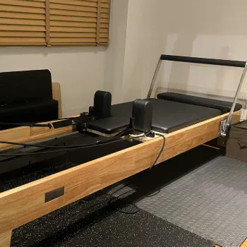 Pilates&Gym 1to1 恵比寿店のピラティスのレッスンを受けるトレーニング器具