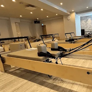 pilates K 渋谷店のピラティスのレッスンを受けるトレーニングルーム