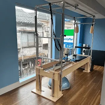 club Pilates 高円寺のピラティスのレッスンを受けるトレーニング器具