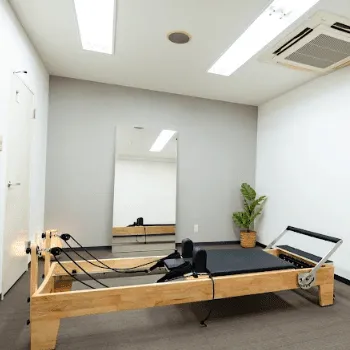 ELEMENTピラティス 阿佐ヶ谷店のピラティスのレッスンを受けるトレーニング器具