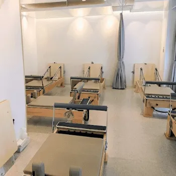 Pilates Mirror 杉並区5店舗のピラティスのレッスンを受けるトレーニングルーム