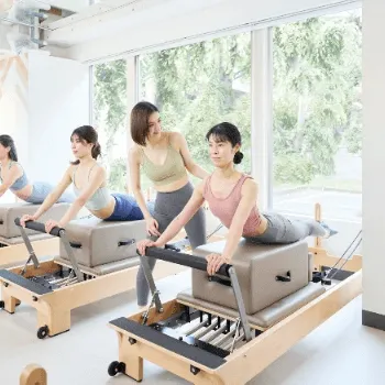 Pilates Mirror 杉並区5店舗のピラティスのレッスンを受ける様子