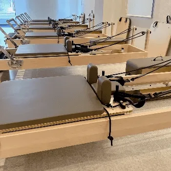 Pilates Mee 杉並区3店舗のピラティスのレッスンを受けるトレーニング器具