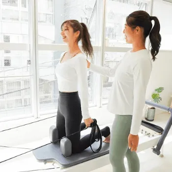 ルルト 両国店のピラティスのレッスンを受ける様子