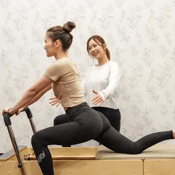 Pilates&Gym 1to1 錦糸町店のピラティスのレッスンを受ける様子