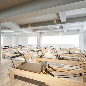 pilates K オリナス錦糸町店のピラティスのレッスンを受けるトレーニングルーム
