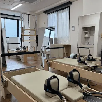 Pilates Mee 押上店のピラティスのレッスンを受けるトレーニング器具