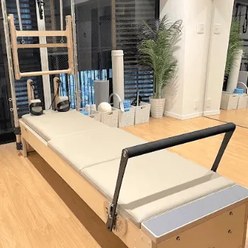 STUDIO IVY 台東区2店舗のピラティスのレッスンを受けるトレーニング器具