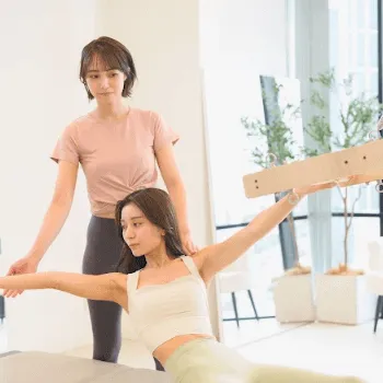 STUDIO IVY 台東区2店舗のピラティスのレッスンを受ける様子