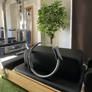 Pilates&Gym 1to1 池袋店のピラティスのレッスンを受けるトレーニングルーム