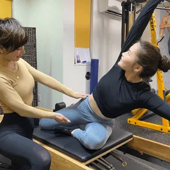 Pilates&Gym 1to1 池袋店のピラティスのレッスンを受ける様子