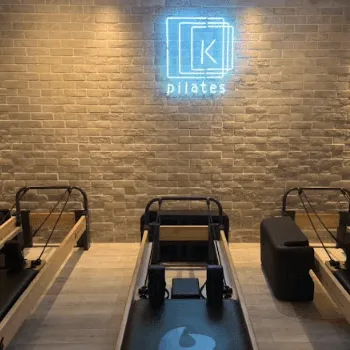 pilates K 池袋店のピラティスのレッスンを受けるトレーニングルーム