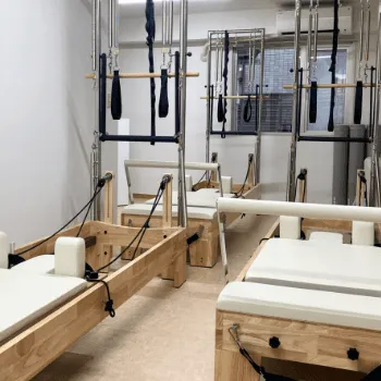 Pilates Mee 目白店のピラティスのレッスンを受けるトレーニングルーム