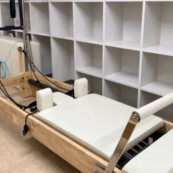 Pilates Mee 目白店のピラティスのレッスンを受けるトレーニング器具