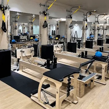 Repilates 池袋店のピラティスのレッスンを受けるトレーニングルーム