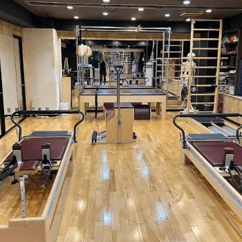 ピラティススタジオゼロ 巣鴨店のピラティスのレッスンを受けるトレーニングルーム