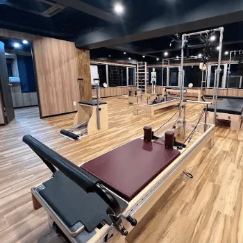 ピラティススタジオゼロ 巣鴨店のピラティスのレッスンを受けるトレーニング器具