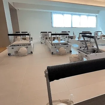 the SILK 豊島区3店舗のピラティスのレッスンを受けるトレーニングルーム
