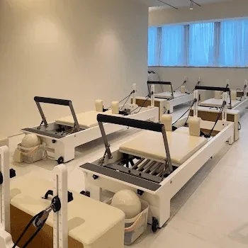 the SILK 豊島区3店舗のピラティスのレッスンを受けるトレーニング器具