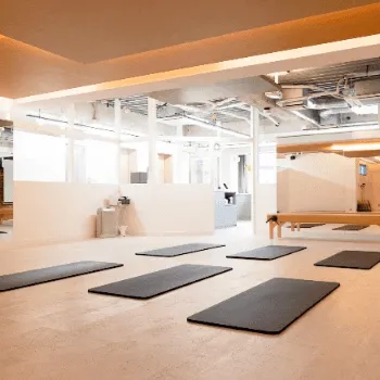 zen place pilates 池袋のピラティスのレッスンを受けるトレーニングルーム