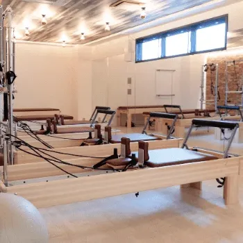 zen place pilates 池袋のピラティスのレッスンを受けるトレーニング器具