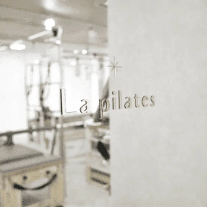 La pilates 岐阜店のピラティスのトレーニングを受ける店舗の入口