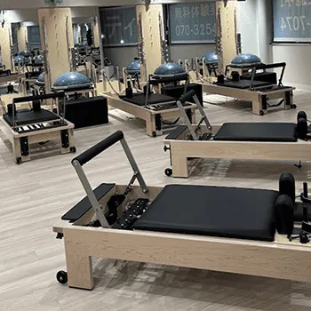 Repilates カラフルタウン岐阜店のピラティスのトレーニングを受けるトレーニングルーム