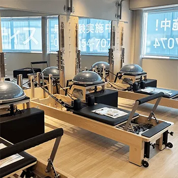 Repilates カラフルタウン岐阜店のピラティスのトレーニングを受けるトレーニング器具