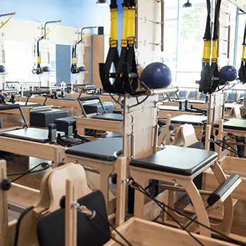 CLUB PILATES 広島5店舗のピラティスのトレーニングを受けるトレーニング器具