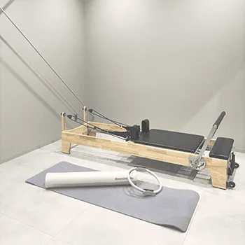 ELEMENT西条店のピラティスのトレーニングを受けるトレーニング器具