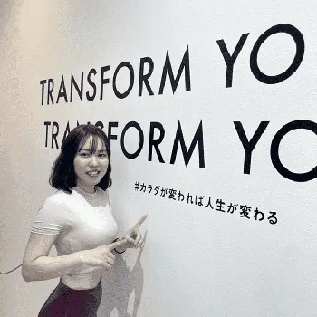 ELEMENT西条店のピラティスのトレーニングを受けるインストラクター