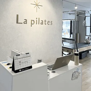 La pilates 広島3店舗のピラティスのトレーニングを受ける前の受付