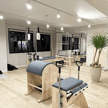 La pilates 広島3店舗のピラティスのトレーニングを受けるトレーニングルーム