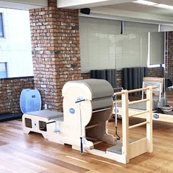 zen place pilates 広島のピラティスのトレーニングを受けるトレーニング器具