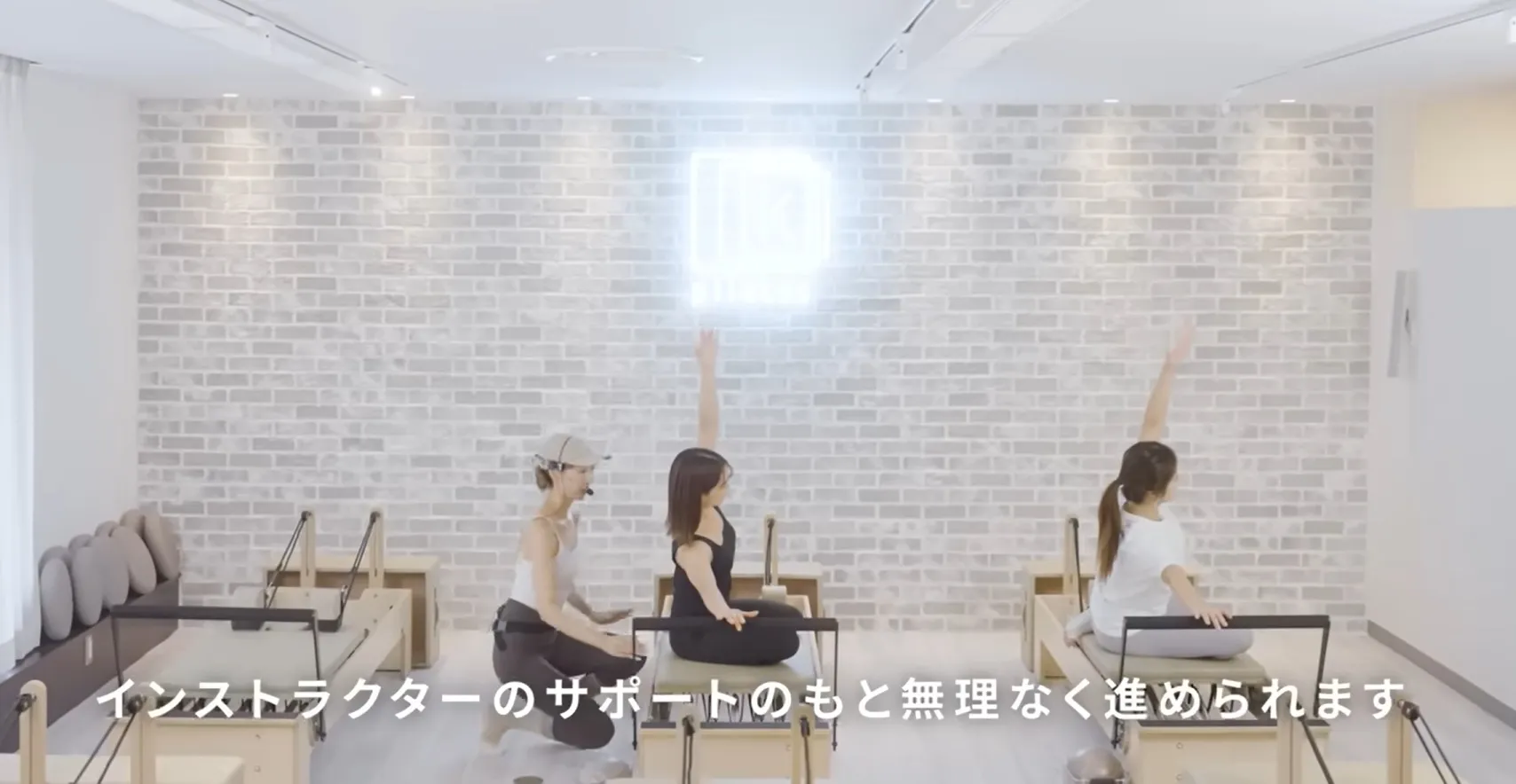 石川/金沢でおすすめのピラティス「pilates K」でインストラクターが生徒にレクチャーする様子