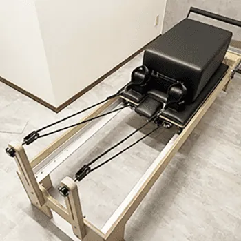 BAEのピラティスのトレーニングを受けるトレーニング器具