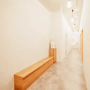 Pilates KASANE イオンモール川口前川店のピラティスのトレーニングを受ける前の廊下