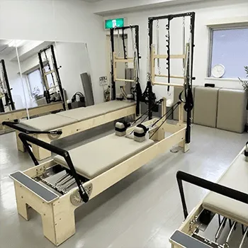Pilates Mee 川口店のピラティスのトレーニングを受けるトレーニング器具