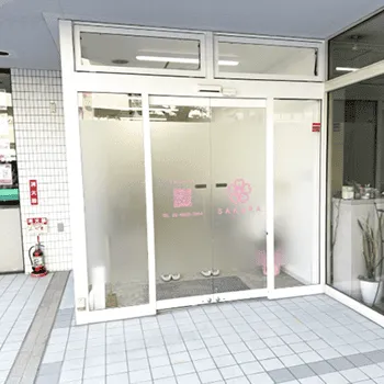 SAKURA 川口店のピラティスのトレーニングを受ける店舗の入口