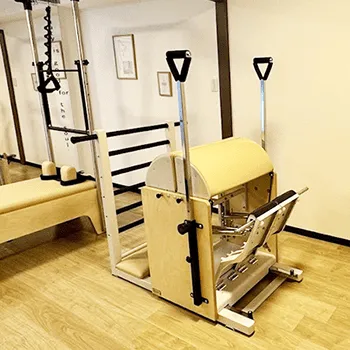YUZUのピラティスのトレーニングを受けるトレーニング器具