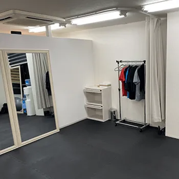 T-BALANCE 北千住店のパーソナルジムのトレーニングを受ける前の更衣室