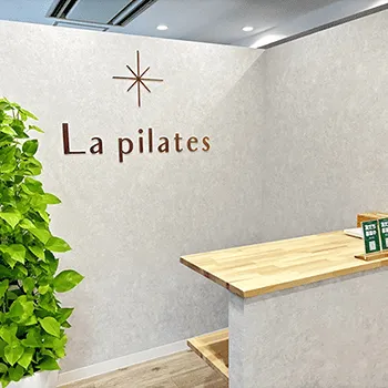 La pilates 大宮店のピラティスのトレーニングを受ける前の受付